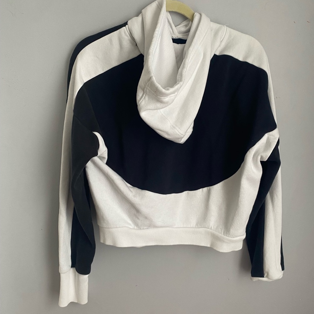 White and black cropped under armor sweatshirt